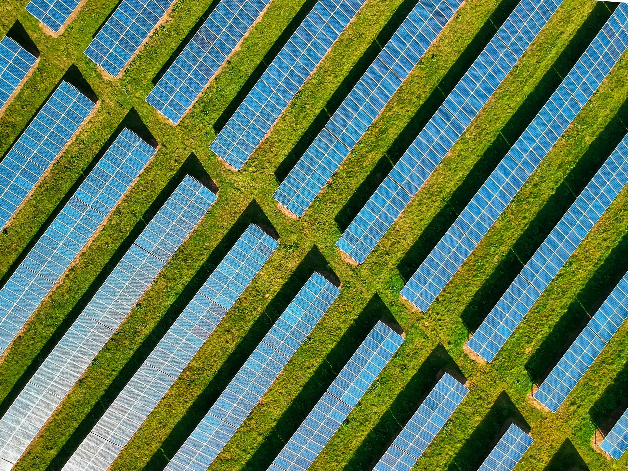 Source: https://www.pexels.com/photo/solar-panels-on-a-green-field-4148472/